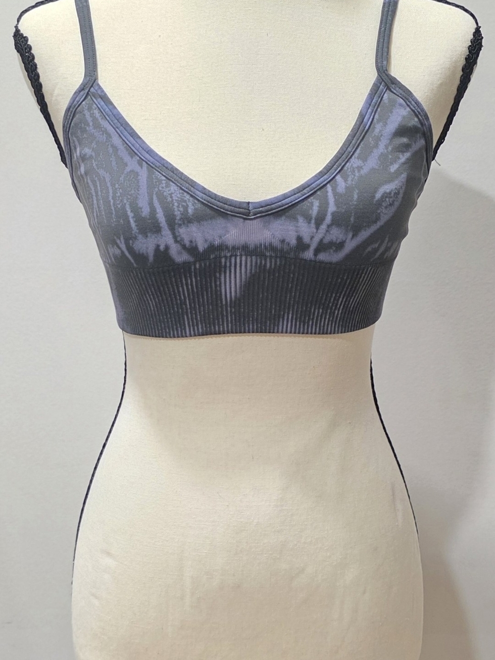 Lululemon Radiant Motion Sports Bra • Size 4 • Black/Grey Tonal Print